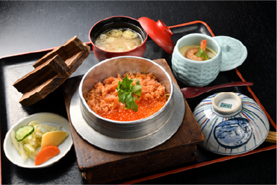 シャケといくらの親子釜飯